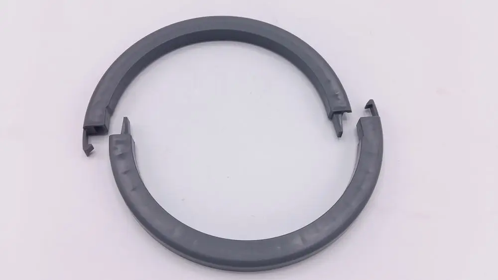 Graue Klemmen für das Abgasrohr, teilweise geöffnet, mit einem klaren Design. Produkt von Remeha, geeignet zur Befestigung von Abgasrohren.